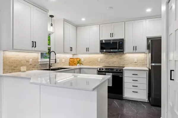 1370 Valley View RD, Chaska, MN 55318