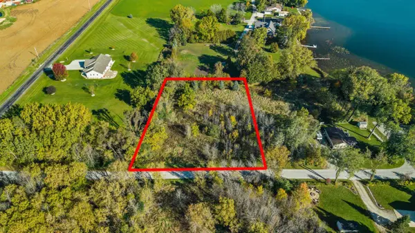 9422 S LAKE DR, Manitowoc, WI 54220