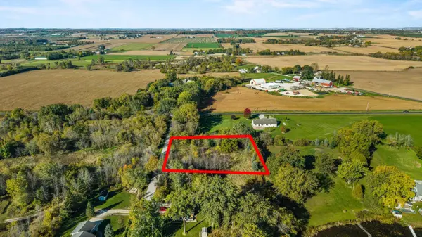 9422 S LAKE DR, Manitowoc, WI 54220