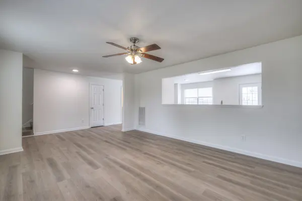 302 Holland Ridge Dr, La Vergne, TN 37086