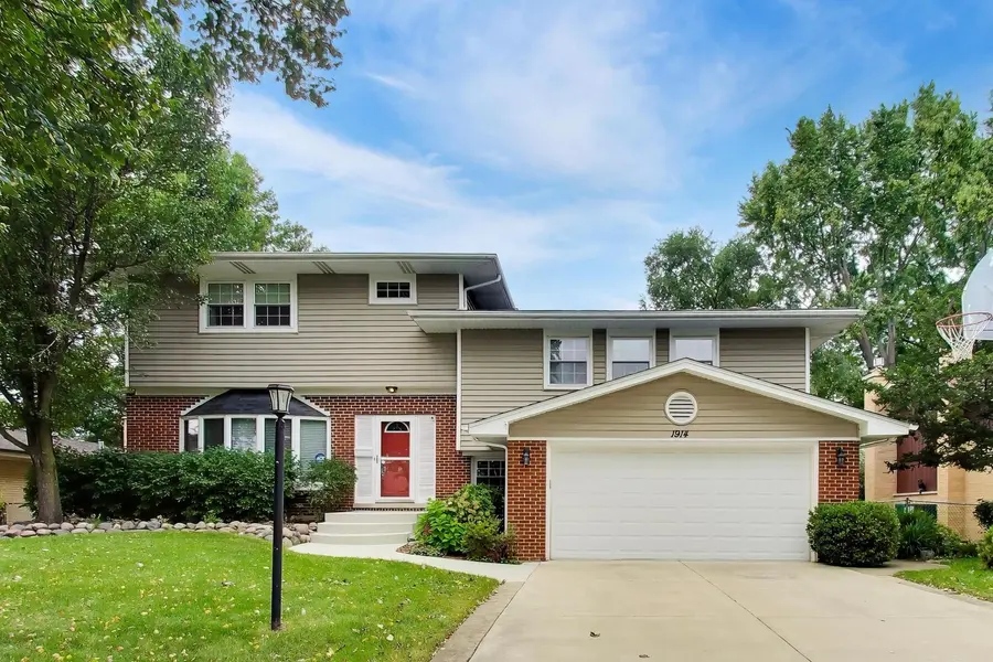 1914 N Burke DR, Arlington Heights, IL 60004