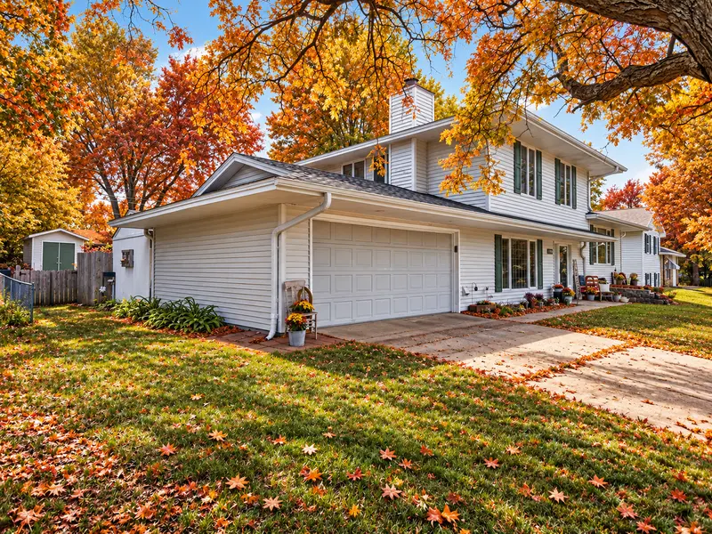 1094 Lowell DR, Apple Valley, MN 55124