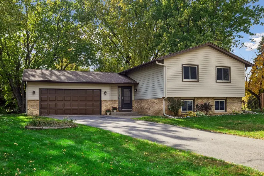 1080 Churchill CIR, Shoreview, MN 55126