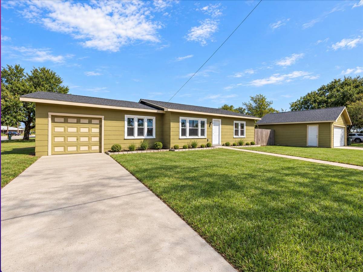 1023 E Houston ST, Giddings, TX 78942