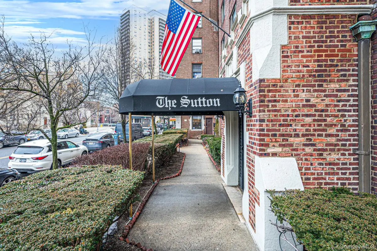 109-14 Ascan AVE #4B, Forest Hills, NY 11375