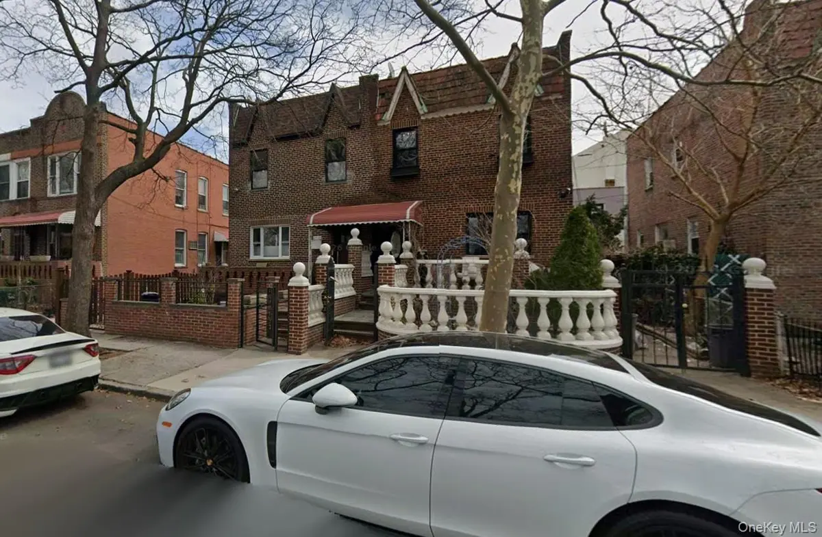 23-61 19th ST, Astoria, NY 11105