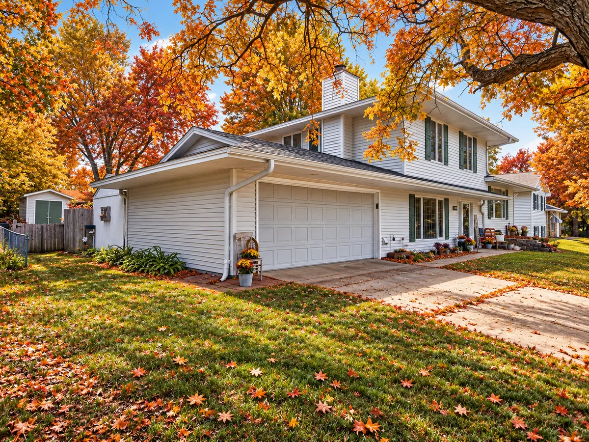 1094 Lowell DR, Apple Valley, MN 55124