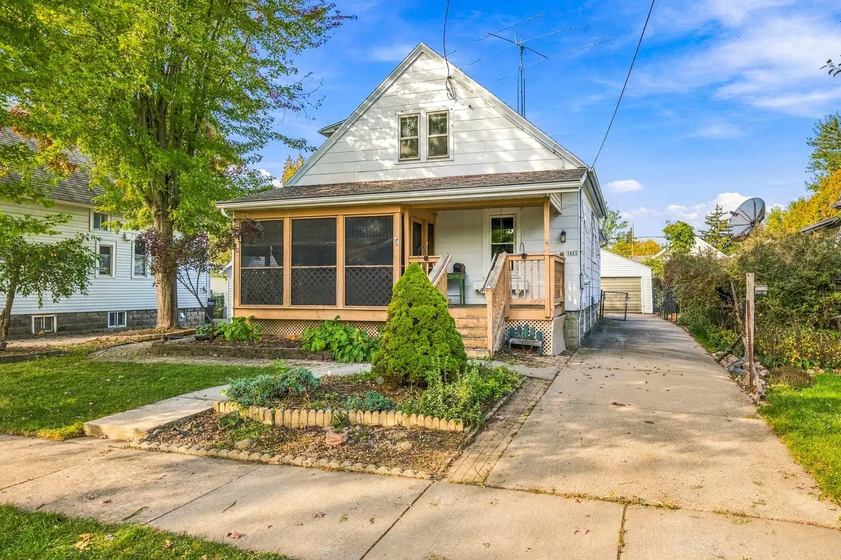 1423 WESTERN ST, Oshkosh, WI 54901-2864
