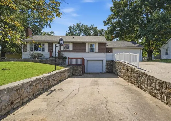 9005 79th ST #E, Raytown, MO 64138
