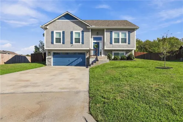 1003 NW 3rd ST, Oak Grove, MO 64075