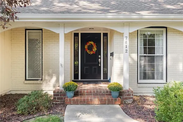 7812 W 100th TER, Overland Park, KS 66212