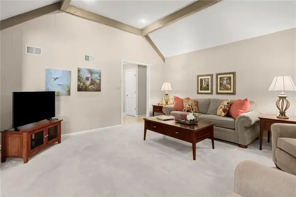 7812 W 100th TER, Overland Park, KS 66212