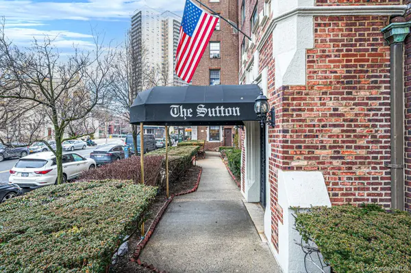 109-14 Ascan AVE #4B, Forest Hills, NY 11375