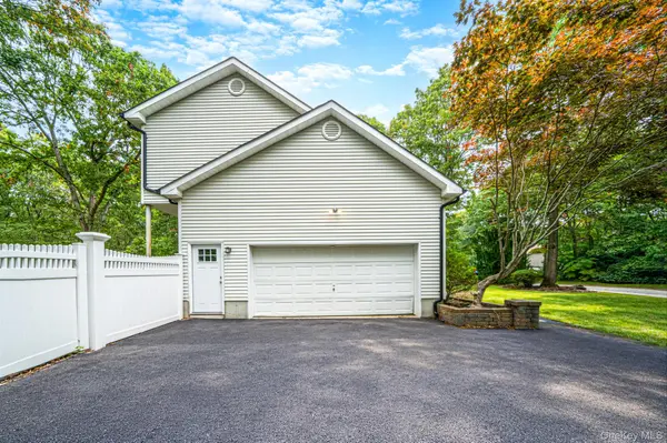 12 Davidson DR, Manorville, NY 11949