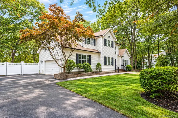 12 Davidson DR, Manorville, NY 11949