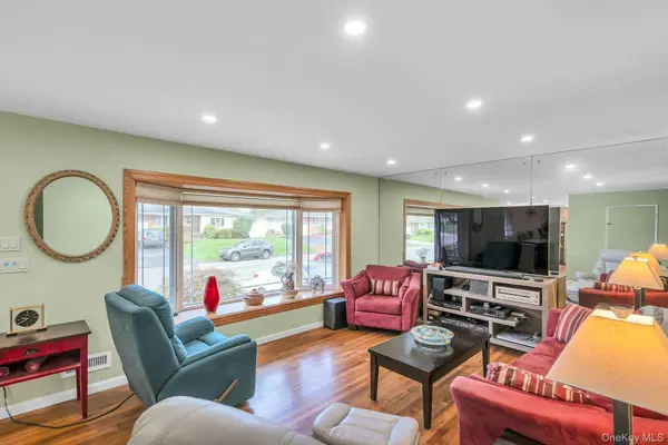 10 Fruitwood LN, Commack, NY 11725