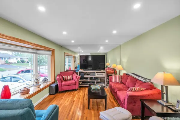 10 Fruitwood LN, Commack, NY 11725