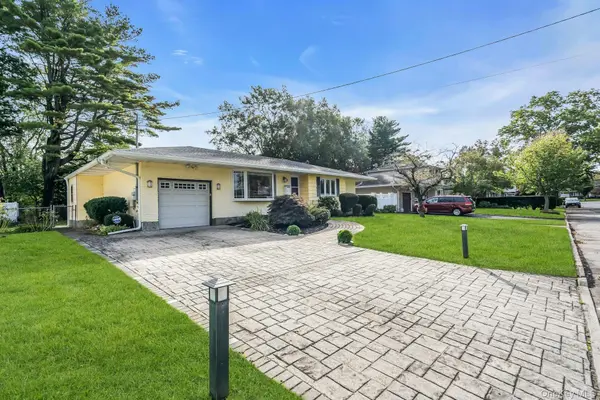 10 Fruitwood LN, Commack, NY 11725