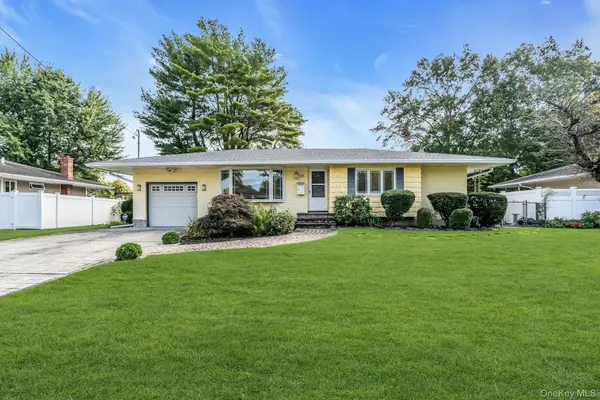 10 Fruitwood LN, Commack, NY 11725