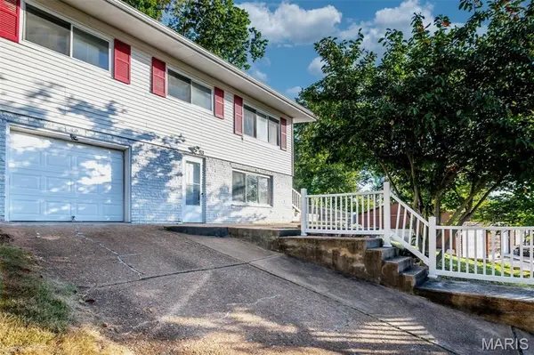 63 Patricia PL, Fenton, MO 63026