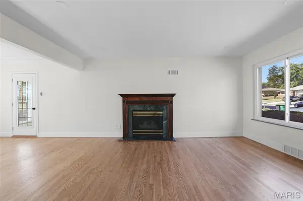 11820 Parklind DR, St Louis, MO 63127
