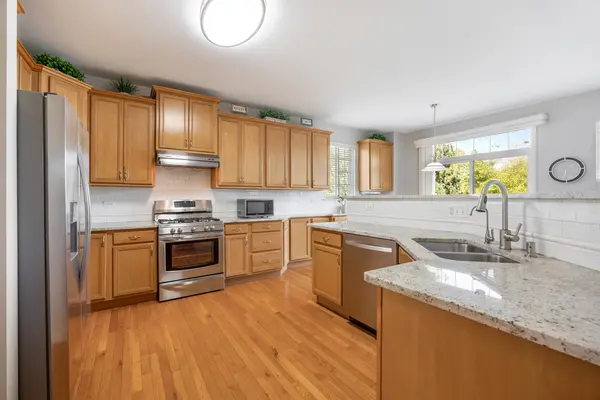 909 Clover Ridge LN, Itasca, IL 60143