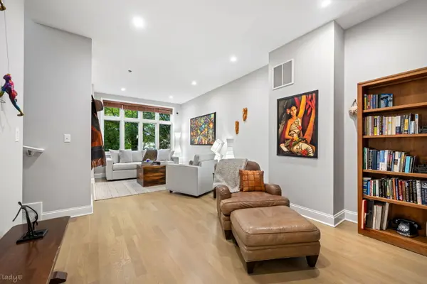 327 E 17th ST, Chicago, IL 60616