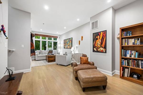 327 E 17th ST, Chicago, IL 60616