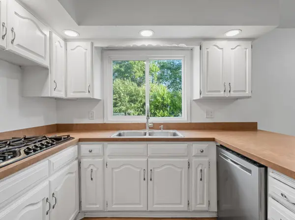 2600 River Hills DR, Burnsville, MN 55337