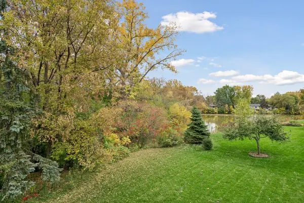 2060 Kelly DR, Golden Valley, MN 55427