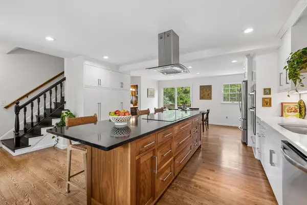 2060 Kelly DR, Golden Valley, MN 55427