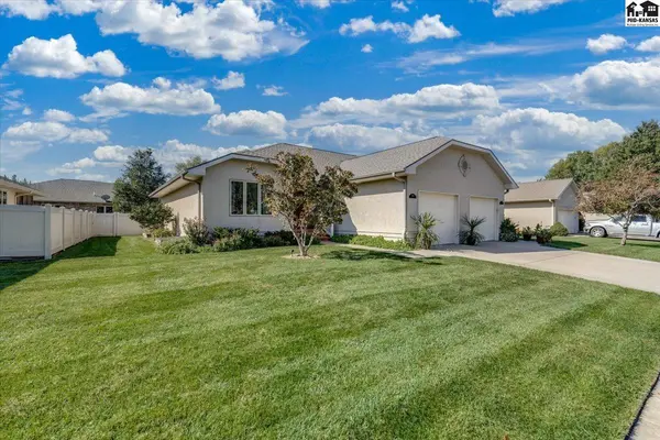1821 Seville Dr, Hutchinson, KS 67502