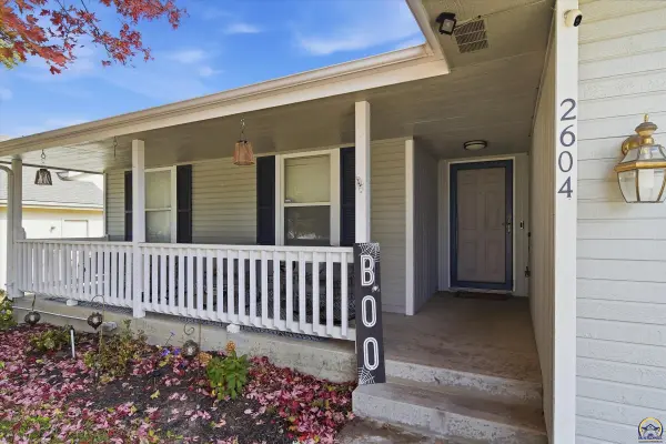2604 SW Ancaster RD, Topeka, KS 66614