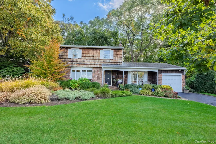 24 Gerald LN, Old Bethpage, NY 11804
