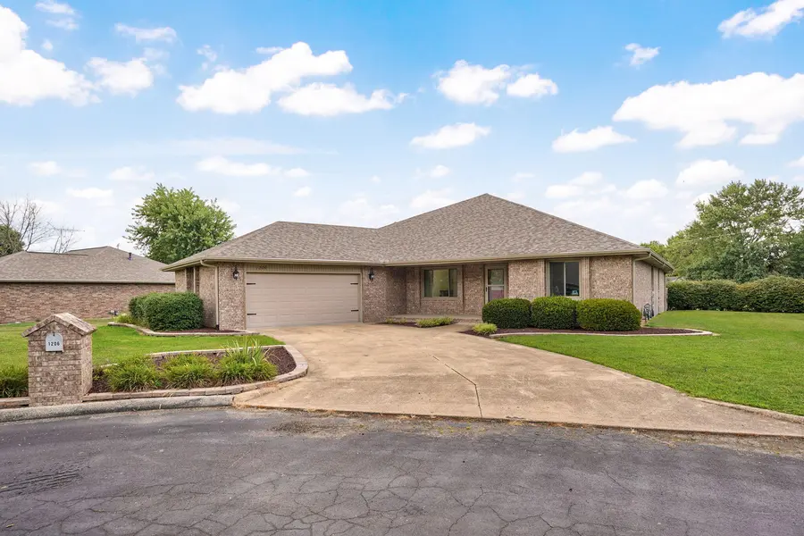 1206 Soleil CIR, Mountain Grove, MO 65711