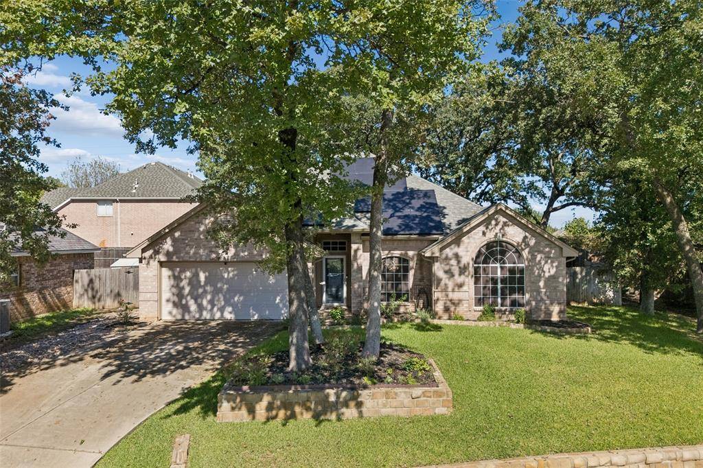 905 Forest Hollow Drive, Hurst, TX 76053