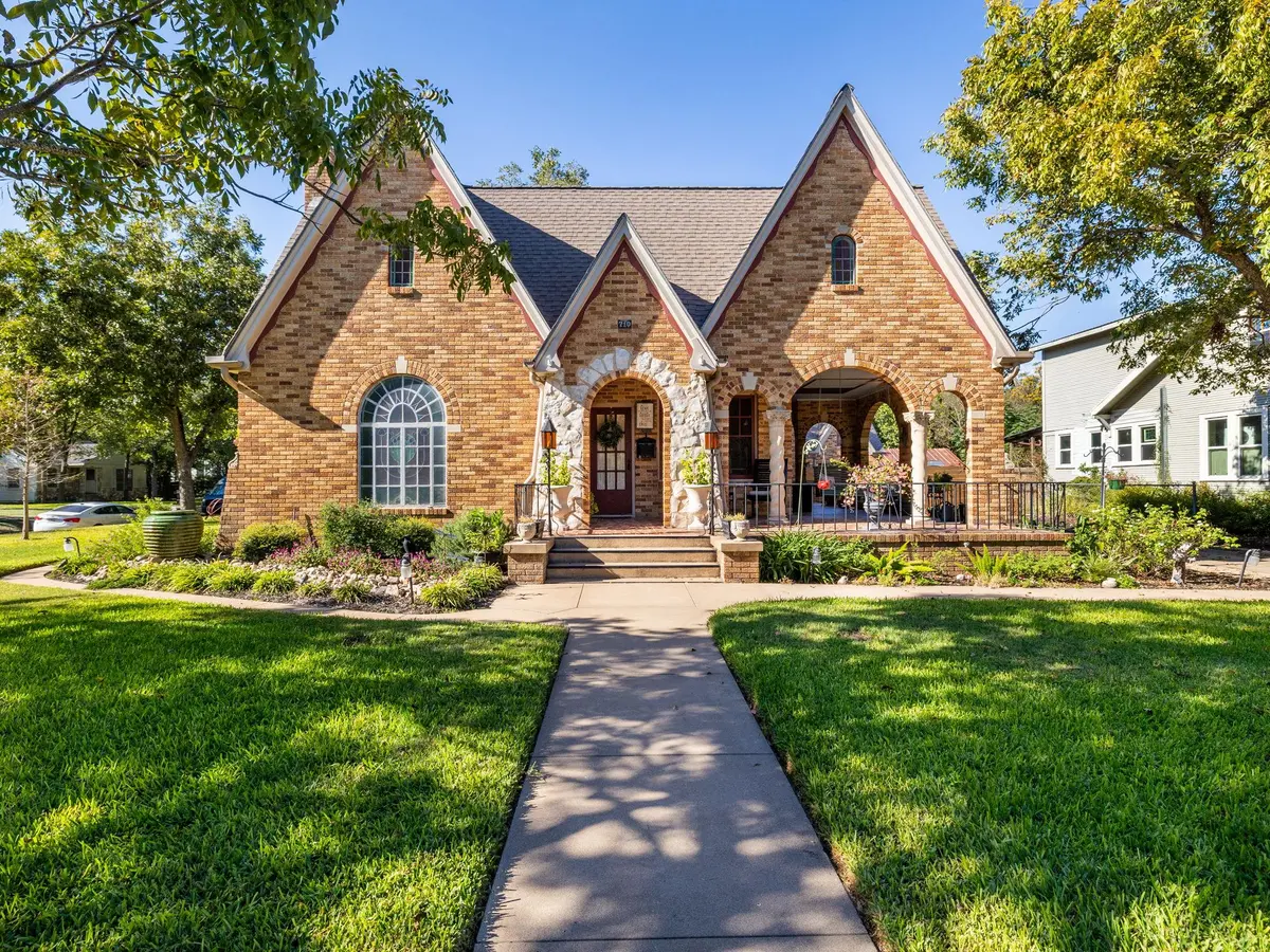 710 W 11th ST, Taylor, TX 76574