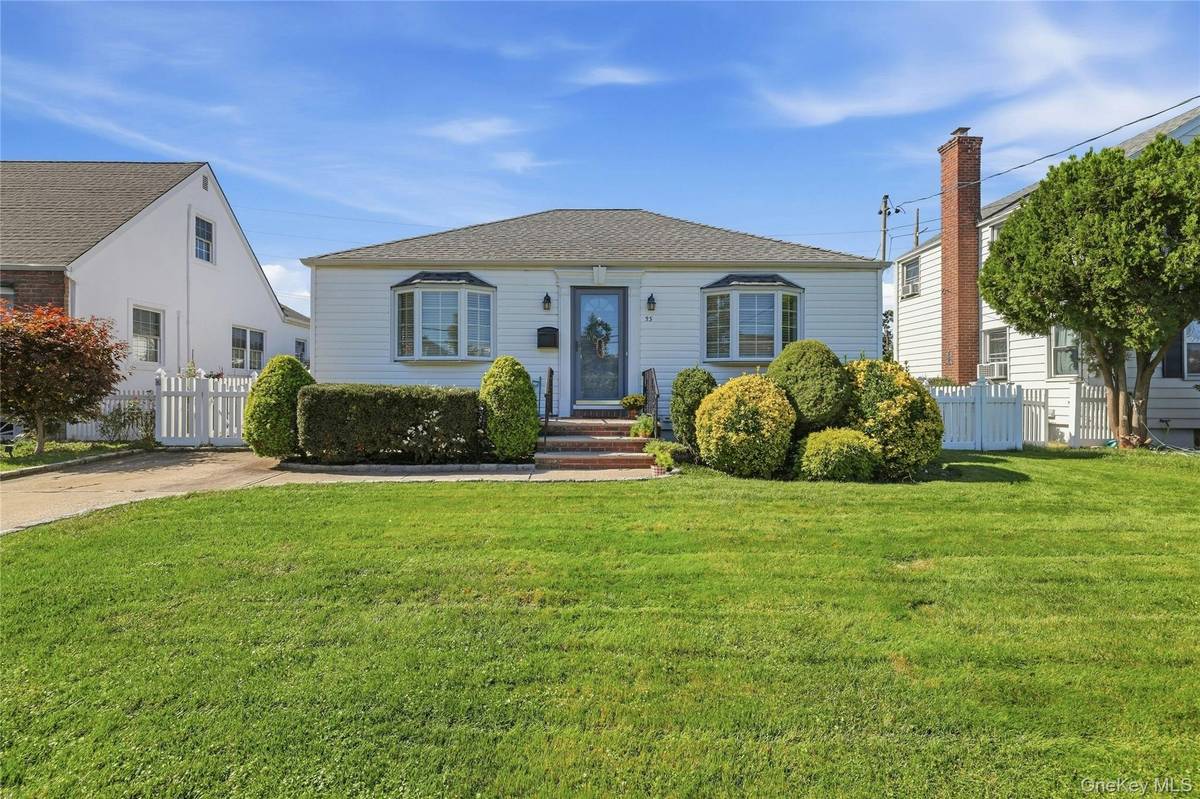 53 Greenway, New Hyde Park, NY 11040