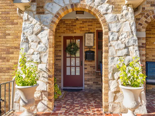 710 W 11th ST, Taylor, TX 76574