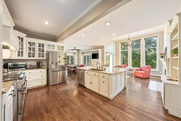 6400 Gladstone DR, Shawnee, KS 66218