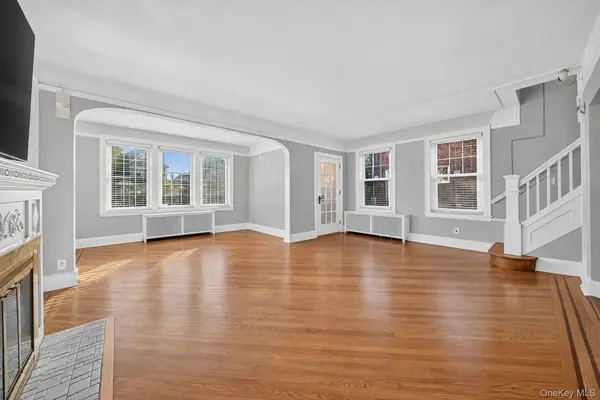 115 Canterbury Gate, Lynbrook, NY 11563