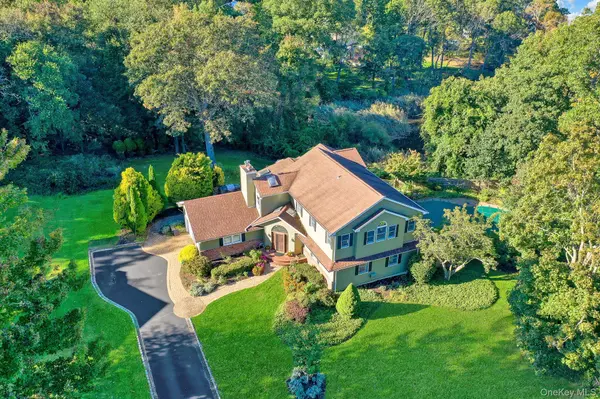 9 Shipyard LN, Setauket, NY 11733