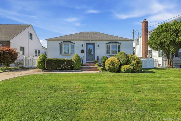 53 Greenway, New Hyde Park, NY 11040