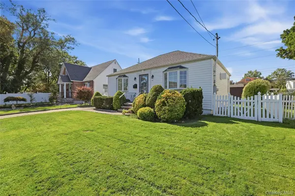 53 Greenway, New Hyde Park, NY 11040