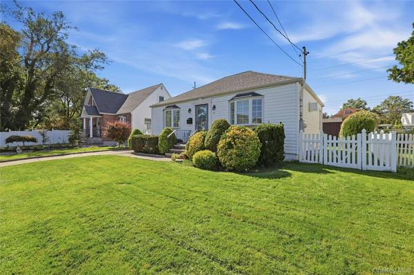 53 Greenway, New Hyde Park, NY 11040
