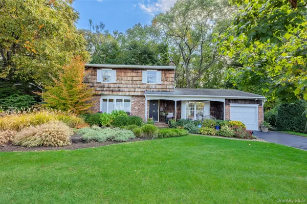 24 Gerald LN, Old Bethpage, NY 11804