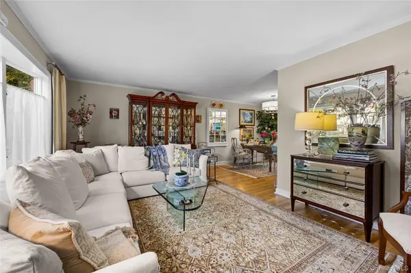 24 Gerald LN, Old Bethpage, NY 11804