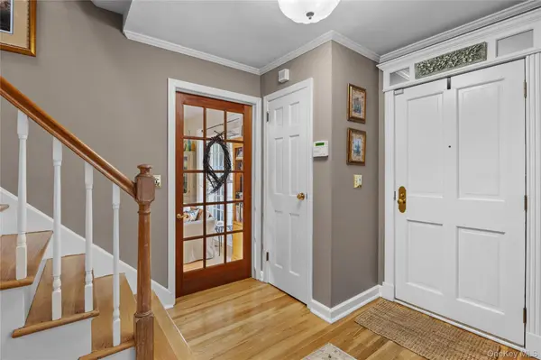 24 Gerald LN, Old Bethpage, NY 11804