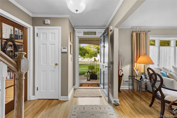 24 Gerald LN, Old Bethpage, NY 11804