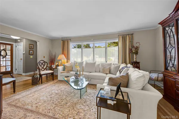 24 Gerald LN, Old Bethpage, NY 11804